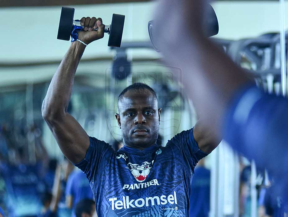 Bek Persib Bandung, Victor Igbonefo sudah kembali bergabung dalam sesi latihan pagi di sarana kebugaran hotel, Kamis (2/6/2022). Foto: Persib Bandung.