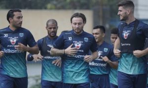kuipers da silva Pelatih Persib Bandung, Robert Rene Alberts menyebut Nick Kuipers dan David Da Silva terpaksa harus absen pada pertandingan perempat final Piala Presiden melawan PSS Sleman, 1 Juli mendatang. Foto: Persib Bandung.