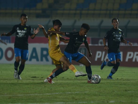 persib 1-0 bhayangkara fc Persib Bandung melaju ke perempat final Piala Presiden 2022 sebagai juara Grup C setelah meraih kemenangan 1-0 atas Bhayangkara FC di Stadion Si Jalak Harupat Kabupaten Bandung, Selasa (21/6/2022). Foto: Persib Bandung.