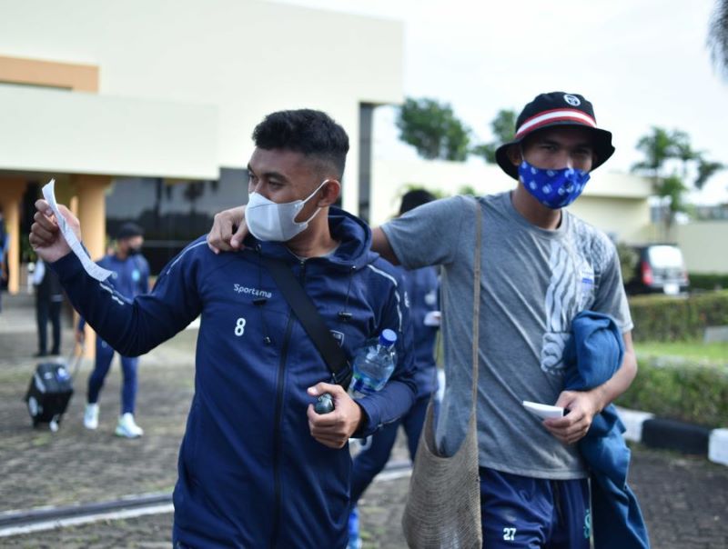Pelatih Persib Bandung, Robert Rene Alberts terpaksa tidak pulang bersama dengan tim ke Bandung, Senin (6/6/2022). Hingga tadi pagi, Robert masih perlu mendapatkan perawatan di rumah sakit Batam. Foto: Persib Bandung.