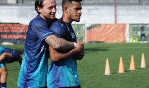 Ricky Kambuaya mengaku mendapat sambutan hangat dari seluruh pemain, pelatih dan ofisial tim pada latihan perdananya bersama Persib di Lapangan Soccer Republik, Selasa (28/6/2022). Foto: Persib Bandung.