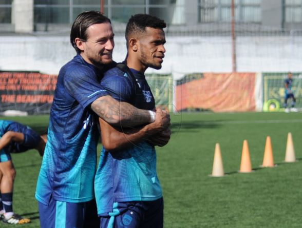 ricky kambuaya Ricky Kambuaya mengaku mendapat sambutan hangat dari seluruh pemain, pelatih dan ofisial tim pada latihan perdananya bersama Persib di Lapangan Soccer Republik, Selasa (28/6/2022). Foto: Persib Bandung.