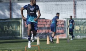 rk Gelandang anyar Persib Bandung, Ricky Kambuaya menjalani latihan perdananya bersama tim asuhan Robert Alberts di Lapangan Soccer Republic Kota Bandung, Selasa (28/6/2022). Foto: Persib Bandung.