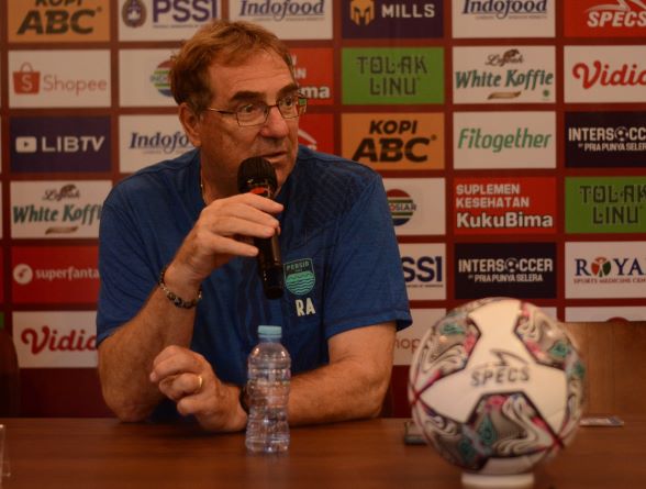 robert2 Pelatih Persib Bandung Robert Rene Alberts menyebut rekrutan anyar Pangeran Biru, Daisuke Sato bisa bermain di babak perempat final Piala Presiden 2022. Foto: Persib Bandung.