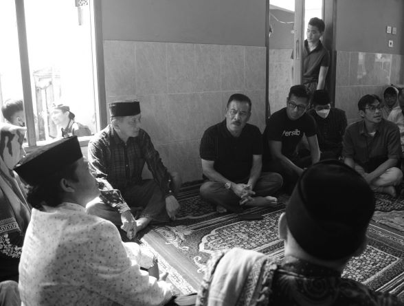  Umuh yang Manajer PERSIB datang ke rumah duka almarhum Asep Ahmad Solihin di Cibaduyut, Kota Bandung, pada Sabtu (18/6/2022) bersama Direktur PT PBB, Teddy Tjahjono. Foto: Persib Bandung.