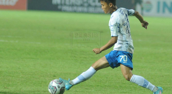 Sebanyak tiga pemain muda Persib Bandung, yakni Arsan Makarin, Ridwan Ansori dan Robi Darwis mendapat kesempatan bermain di Piala Presiden 2022. Foto: Persib Bandung.