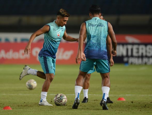 daisuke sato2 Persib Bandung embali menggelar latihan di Stadion Persib, Senin (4/7/2022) sore. Ini menjadi sesi latihan pertama setelah langkah Persib di Piala Presiden 2022 terhenti di perempat final. Foto: Persib Bandung.