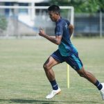 Pemain muda jebolan Akademi Persib Bandung, Kakang Rudianto tidak menghadapi kendala berarti ketika kembali bergabung dan beradaptasi dengan rekan-rekannya pada sesi latihan di Lapangan Persib, Jumat (15/7/2022). Foto: Persib Bandung.