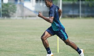 Pemain muda jebolan Akademi Persib Bandung, Kakang Rudianto tidak menghadapi kendala berarti ketika kembali bergabung dan beradaptasi dengan rekan-rekannya pada sesi latihan di Lapangan Persib, Jumat (15/7/2022). Foto: Persib Bandung.