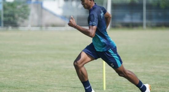 Pemain muda jebolan Akademi Persib Bandung, Kakang Rudianto tidak menghadapi kendala berarti ketika kembali bergabung dan beradaptasi dengan rekan-rekannya pada sesi latihan di Lapangan Persib, Jumat (15/7/2022). Foto: Persib Bandung.