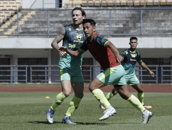 Setelah diliburkan sehari, Persib Bandung kembali menjalani sesi latihan bersama di Stadion Gelora Bandung Lautan Api (GBLA). Foto: Persib Bandung.