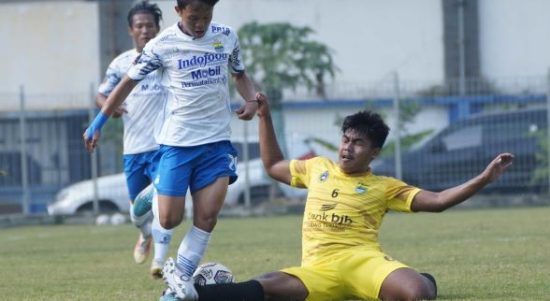 Persib Bandung meraih kemenangan 4-0 atas tim sepakbola Porprov Kota Bandung. Arsan Makarim mencetak brace dalam laga yang berlangsung di Stadion Persib, Rabu (13/7/2022) tersebut. Foto: Persib Bandung.