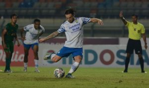 Langkah Persib Bandung terhenti di babak perempat final Piala Presiden 2022 setelah kekalahan 2-4 (1-1) dari PSS Sleman melalui drama adu penalti di Stadion Si Jalak Harupat Kabupaten Bandung, Jumat (1/7/2022). Foto: Persib Bandung.