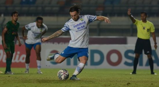 Langkah Persib Bandung terhenti di babak perempat final Piala Presiden 2022 setelah kekalahan 2-4 (1-1) dari PSS Sleman melalui drama adu penalti di Stadion Si Jalak Harupat Kabupaten Bandung, Jumat (1/7/2022). Foto: Persib Bandung.