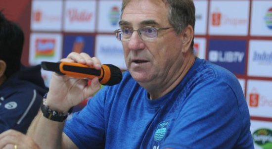 Pasca terhentinya langkah Persib Bandung di perempat final Piala Presiden 2022, Pelatih Robert Rene Alberts memilih untuk berbenah menyambut Liga 1 mendatang. Foto: Persib Bandung.