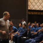 Salah satu bahan diskusi adalah pencapaian Persib musim lalu. Dari pencapaian itu, Robert memasang standar yang lebih tinggi terhadap para pemain musim ini. Foto: Persib Bandung.