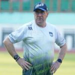 Pelatih Persib Bandung Robert Rene Alberts mengatakan seluruh anggota tim merasa kecewa karena tak bisa mempersembahkan kemenangan pada laga pertama Liga 1 2022/2023. Foto: Persib Bandung.