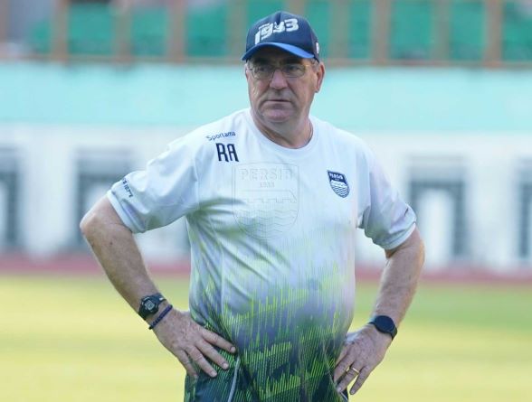 robert6 Pelatih Persib Bandung Robert Rene Alberts mengatakan seluruh anggota tim merasa kecewa karena tak bisa mempersembahkan kemenangan pada laga pertama Liga 1 2022/2023. Foto: Persib Bandung.