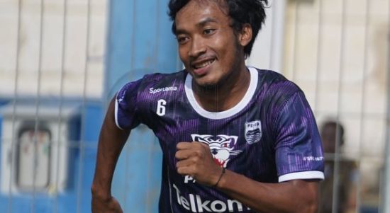 Gelandang muda Persib Bandung, Robi Darwis siap bekerja keras untuk mendapatkan menit bermain dari pelatih Robert Alberts di Liga 1 2022/2023. Foto: Persib Bandung.
