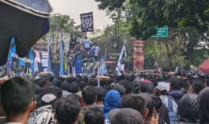 Ribuan Viking dan Bobotoh Persib Bandung memadati area depan Graha Persib di Jalan Sulanjana, Bandung, Rabu (10/8/2022). Massa datang dengan membawa dua tuntutan utama. Foto: Istimewa.