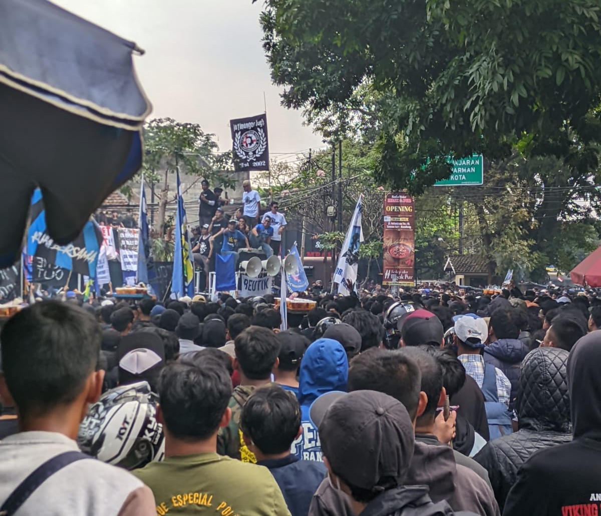 Ribuan Viking dan Bobotoh Persib Bandung memadati area depan Graha Persib di Jalan Sulanjana, Bandung, Rabu (10/8/2022). Massa datang dengan membawa dua tuntutan utama. Foto: Istimewa.