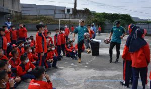 Program Persib Goes to School kembali mendapat sambutan meriah. Sekolah yang dikunjungi adalah SD Darul Hikam Kota Bandung, Rabu (10/8/2022). Foto: Persib Bandung.