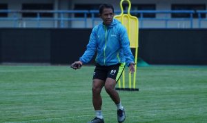 Pelatih Interim Persib Bandung, Budiman memimpin sesi latihan di Stadion Gelora Bandung Lautan Api, Kamis (11/8/2022) sore. Foto: Persib Bandung.