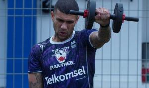 Penyerang asing Persib Bandung, Ciro Alves menjalani sesi latihan terpisah di Stadion Persib, Kamis (4/8/2022) pagi. Foto: Persib Bandung.