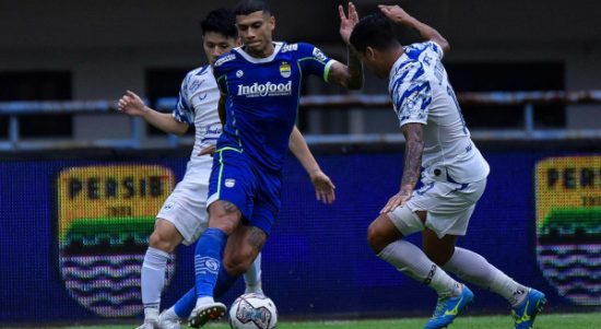 Usai pulih dari cedera patah tulang bahu, striker asal Brasil ini akhirnya bisa tampil penuh saat Pangeran Biru mengalahkan PSIS Semarang 2-1 di Stadion Gelora Bandung Lautan Api (GBLA), Sabtu (13/8/2022). Foto: Persib Bandung.