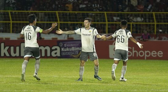 Asisten pelatih Budiman menilai mental anak asuhnya anjlok usai gol cepat Yakob Sayuri saat pertandingan berjalan dua menit. Foto: Persib Bandung.