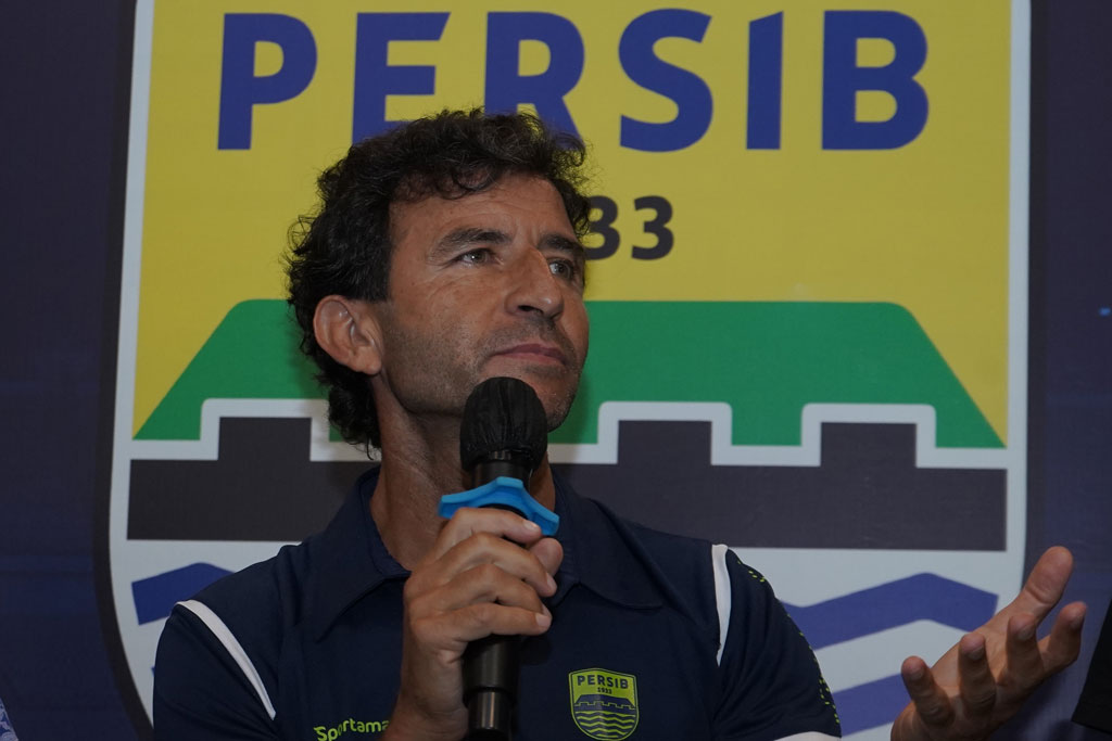 luis_milla1_barly Pelatih asal Spanyol, Luis Milla mengaku sudah memiliki beberapa rencana saat dirinya menangani Marc Klok dan kawan-kawan. Foto: Persib Bandung.