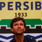 Pelatih anyar Persib Bandung, Luis Milla belum bisa mendampingi Persib pada pertandingan melawan Bali United. Foto: Persib Bandung.