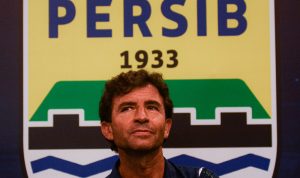 Pelatih anyar Persib Bandung, Luis Milla belum bisa mendampingi Persib pada pertandingan melawan Bali United. Foto: Persib Bandung.