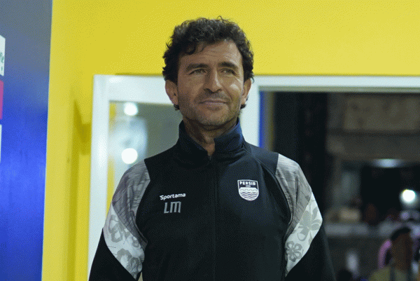 Pelatih Persib Bandung, Luis Milla terpaksa tidak pulang bersama dengan rombongan tim ke Bandung, Selasa (30/8/2022). Foto: Persib Bandung.