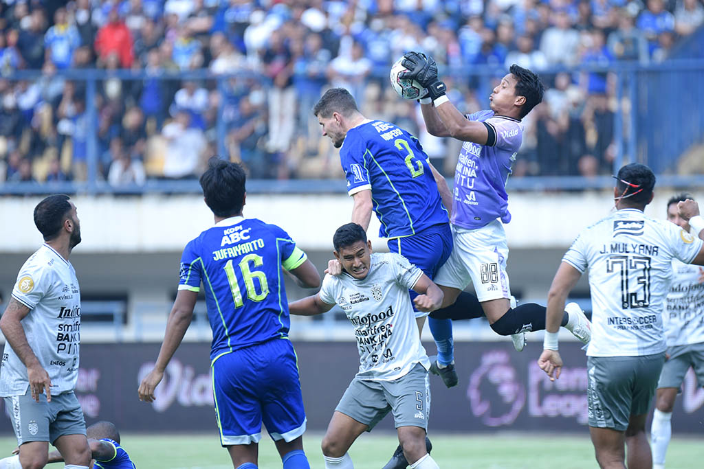 nick_bali_bar Persib Bandung harus menelan kekalahan 2-3 dari Bali United pada laga lanjutan pertandingan kompetisi Liga 1 2022/2023 di Stadion Gelora Bandung Lautan Api (GBLA), Selasa (23/8/2022). Foto: Persib Bandung.