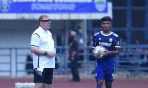 Tagar #ReneOut pun langsung naik menjadi trending Twitter pagi ini 31 Juli 2022 hingga pukul 06.00 WIB dengan lebih dari 1.500 cuitan. Foto: Persib Bandung.