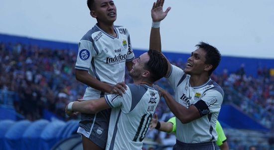 Persib Bandung bangkit untuk meraih kemenangan 2-1 atas Arema FC pada pertandingan pekan ke-9 Liga 1 di 2022/2023 di Stadion Kanjuruhan Kepanjen, Kabupaten Malang, Jawa Timur, Minggu (11/9/2022). Foto: Persib Bandung.