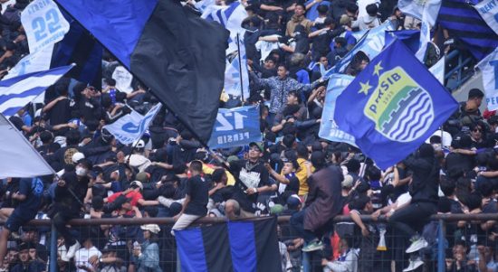 Untuk mendapatkan pengalaman berkesan saat menyaksikan laga kandang Persib Bandung di Stadion GBLA, ada sejumlah ketentuan yang perlu diperhatikan. Foto: Persib Bandung.