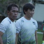 Asisten pelatih Budiman dan pelatih fisik Yaya Sunarya masih menjadi bagian dalam staf pelatih Persib. Keduanya tetap menjalankan tugasnya mnghadapi pertandingan lanjutan Liga 1 2022/2023. Foto: Persib Bandung.