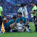 Gelandang Persib Bandung, Erwin Ramdani harus naik ke meja operasi akibat patah tulang selangka kanan. Ia menjalani operasi di salah satu rumah sakit di Malang, Minggu (11/9/2022) malam. Foto: Persib Bandung.