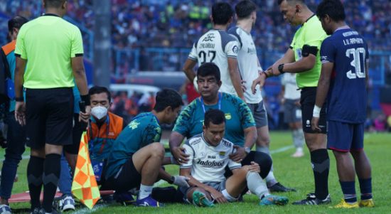Gelandang Persib Bandung, Erwin Ramdani harus naik ke meja operasi akibat patah tulang selangka kanan. Ia menjalani operasi di salah satu rumah sakit di Malang, Minggu (11/9/2022) malam. Foto: Persib Bandung.