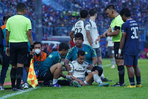 erwin_arema_amandeep Gelandang Persib Bandung, Erwin Ramdani harus naik ke meja operasi akibat patah tulang selangka kanan. Ia menjalani operasi di salah satu rumah sakit di Malang, Minggu (11/9/2022) malam. Foto: Persib Bandung.