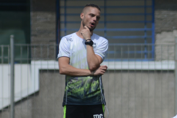 manu_milla_rodri_barly Staf pelatih Persib, Manuel Perez Cascallana, sangat berharap stadion penuh. Dikatakannya, selama pertandingan, semua bobotoh bisa memberikan dukungan untuk Pangeran Biru yang sekaligus menekan lawannya. Foto: Persib Bandung.