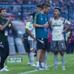 Pelatih Persib Bandung, Luis Milla Aspas mengungkap dua kunci yang membuat tim asuhannya mampu meraih kemenangan 2-1 atas Arema FC. Foto: Persib Bandung.
