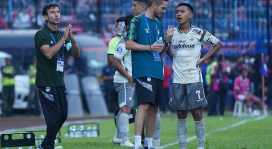 Pelatih Persib Bandung, Luis Milla Aspas mengungkap dua kunci yang membuat tim asuhannya mampu meraih kemenangan 2-1 atas Arema FC. Foto: Persib Bandung.