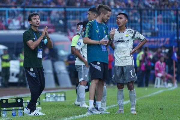 milla_beckham_arema_11092022_amandeep Pelatih Persib Bandung, Luis Milla Aspas mengungkap dua kunci yang membuat tim asuhannya mampu meraih kemenangan 2-1 atas Arema FC. Foto: Persib Bandung.
