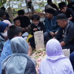 Mendung seolah ikut memayungi prosesi pemakaman kitman Persib Bandung, Zulkarnaen di Tempat Pemakaman Umum (TPU) Cikutra, Kota Bandung, Kamis (1/9/2022). Foto: Persib Bandung.