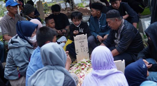 Mendung seolah ikut memayungi prosesi pemakaman kitman Persib Bandung, Zulkarnaen di Tempat Pemakaman Umum (TPU) Cikutra, Kota Bandung, Kamis (1/9/2022). Foto: Persib Bandung.
