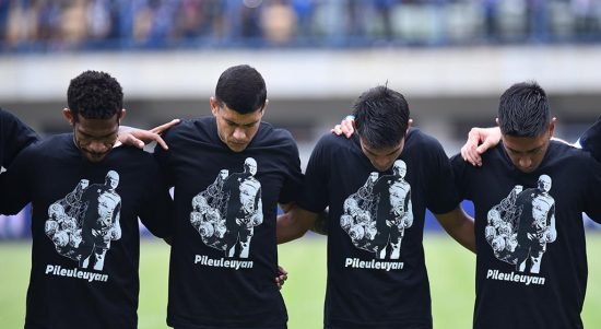 Sebelum kick off pertandingan Persib kontra RANS Nusantara di Stadion Gelora Bandung Lautan Api (GBLA), Minggu (4/9/2022), seluruh pemain, ofisial, hingga bobotoh mengheningkan cipta untuk almarhum Zulkarnaen. Foto: Persib Bandung.