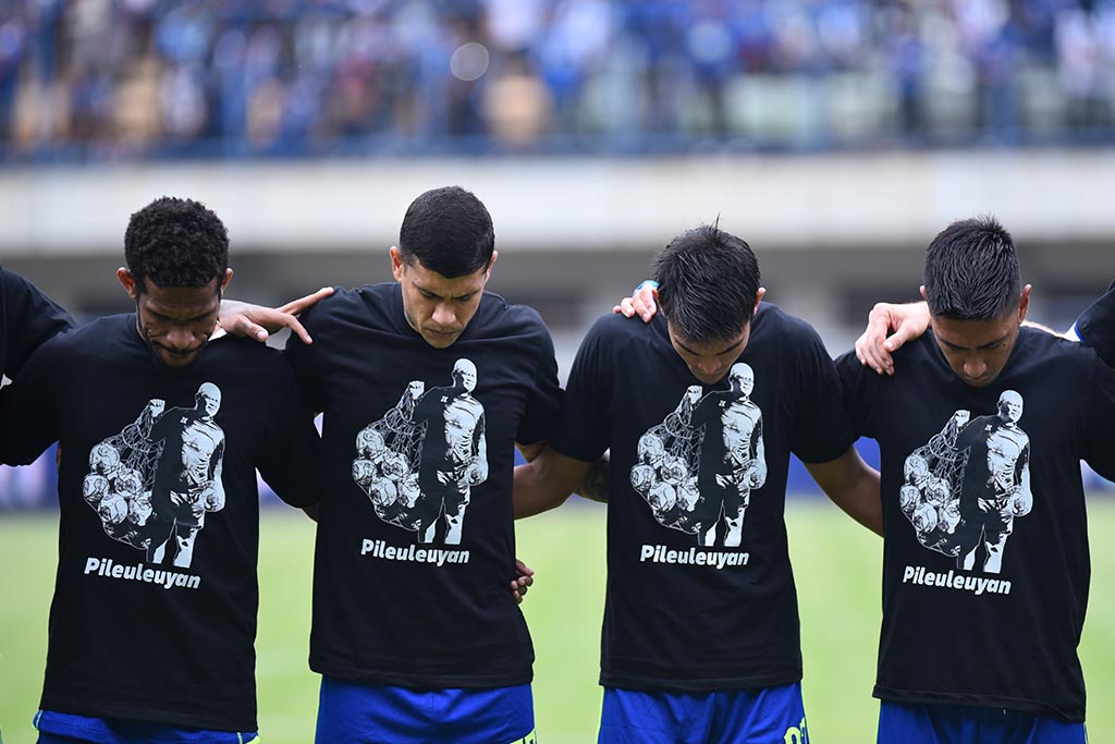 zulkarnaen_1minut_bar Sebelum kick off pertandingan Persib kontra RANS Nusantara di Stadion Gelora Bandung Lautan Api (GBLA), Minggu (4/9/2022), seluruh pemain, ofisial, hingga bobotoh mengheningkan cipta untuk almarhum Zulkarnaen. Foto: Persib Bandung.
